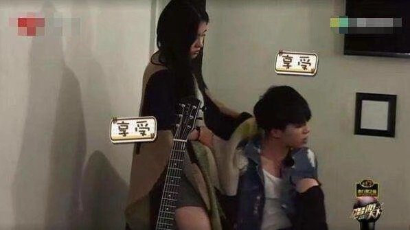 華晨宇張碧晨抱娃照曝光，女兒乖巧窩爸爸懷裡，張碧晨緊貼父女倆