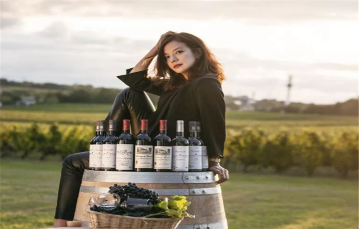 女明星有多爱喝酒？刘嘉玲聚会喝200万葡萄酒，
