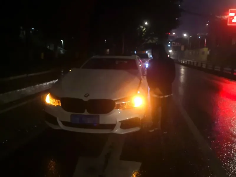 驾车|雨天路滑视线差 男子驾车撞护栏