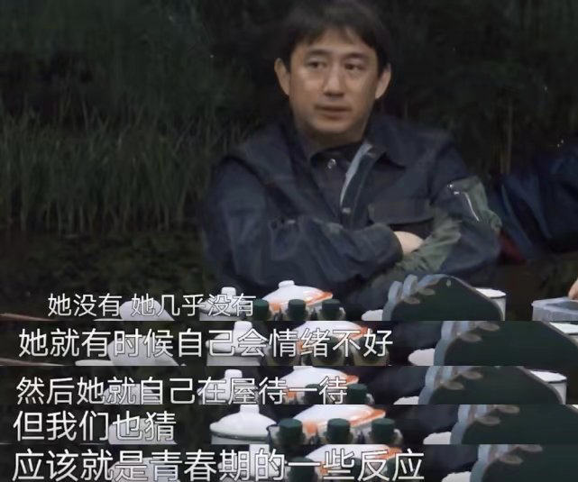 黄磊为妻女掌镜，多多依偎着孙莉如贴心小棉袄，母女同框超养眼