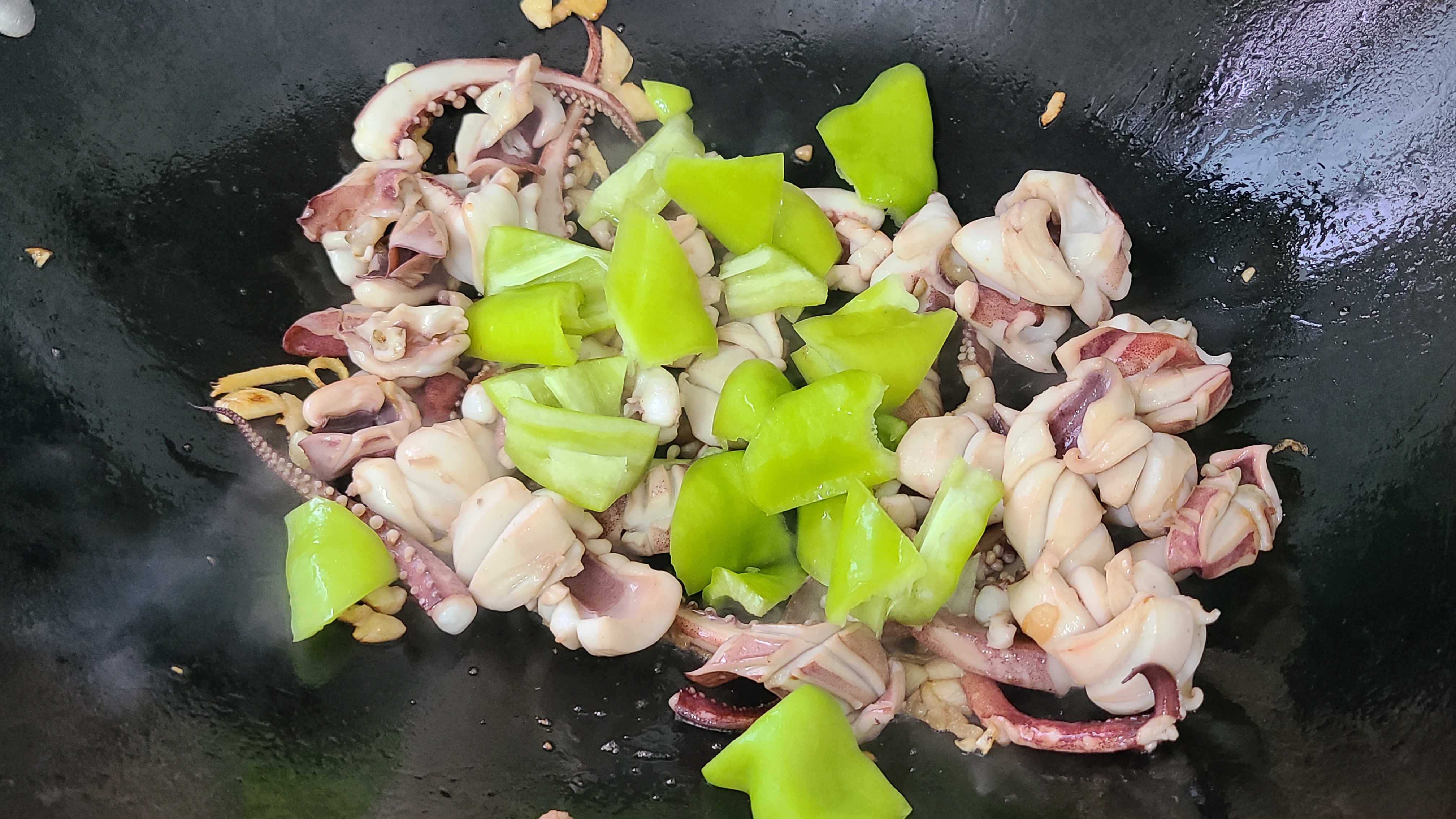 椒盐鱿鱼，是我家经常吃的一道美味家常菜，10分钟就能做好