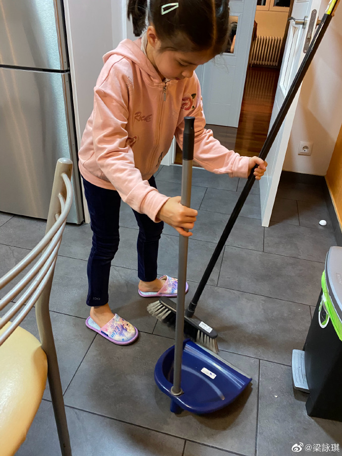 梁咏琪携女儿出门郊游，6岁Sofia身高出挑，足足高了同学一个头