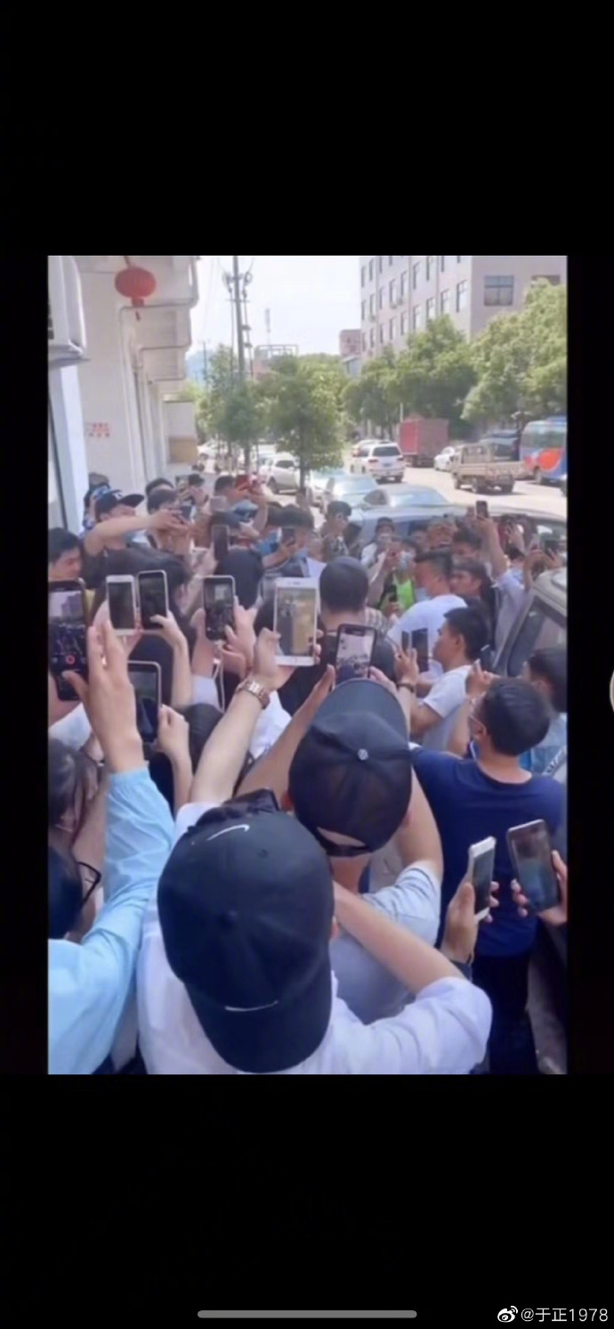 杨幂猝不及防“甩”伞给助理，全程黑脸，疑似