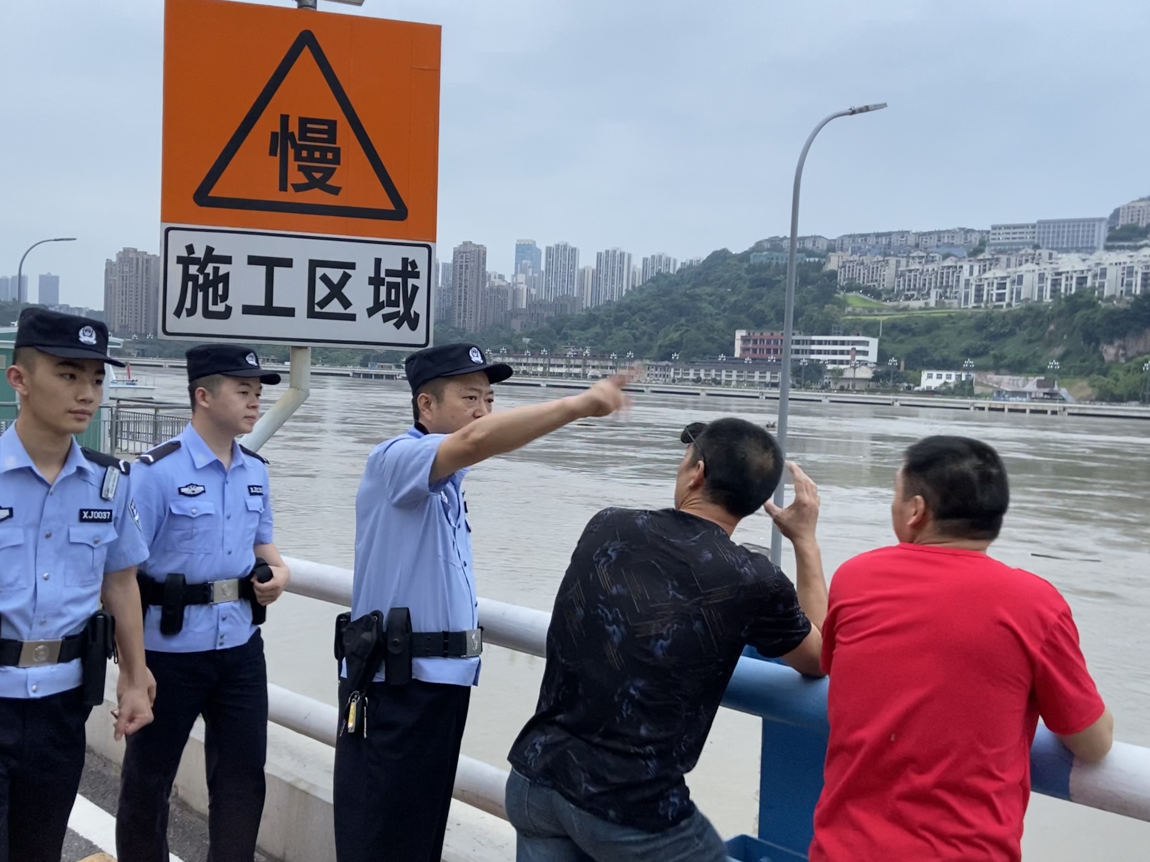 重庆|渝中警方温馨提示：请勿前往危险区域看洪水，注意安全