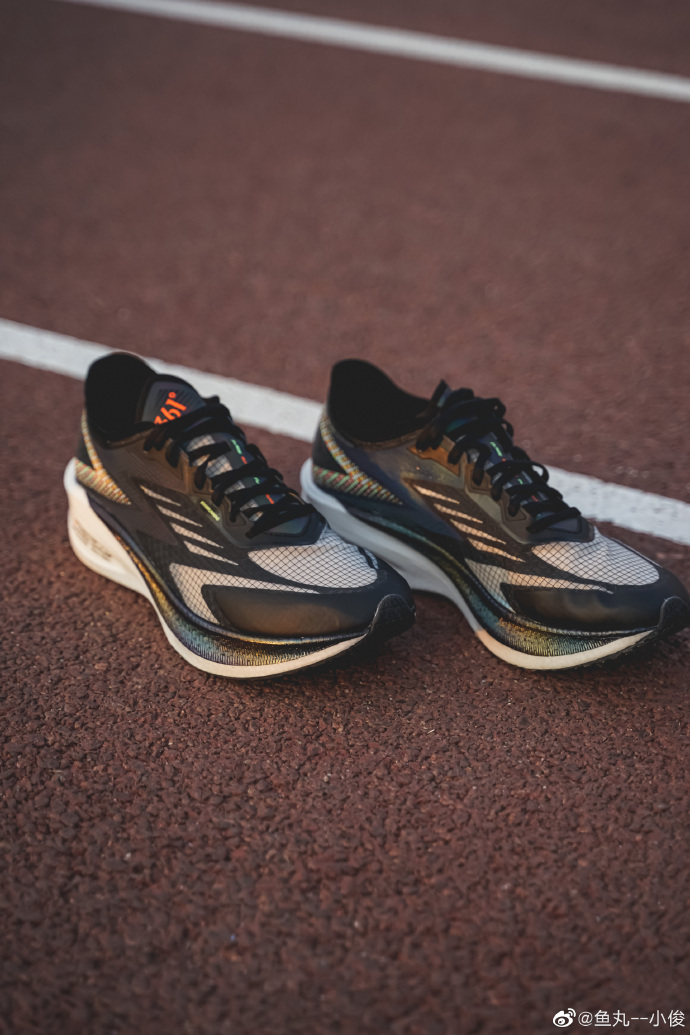 361 degree first pair of carbon plate running shoes exposed! This looks