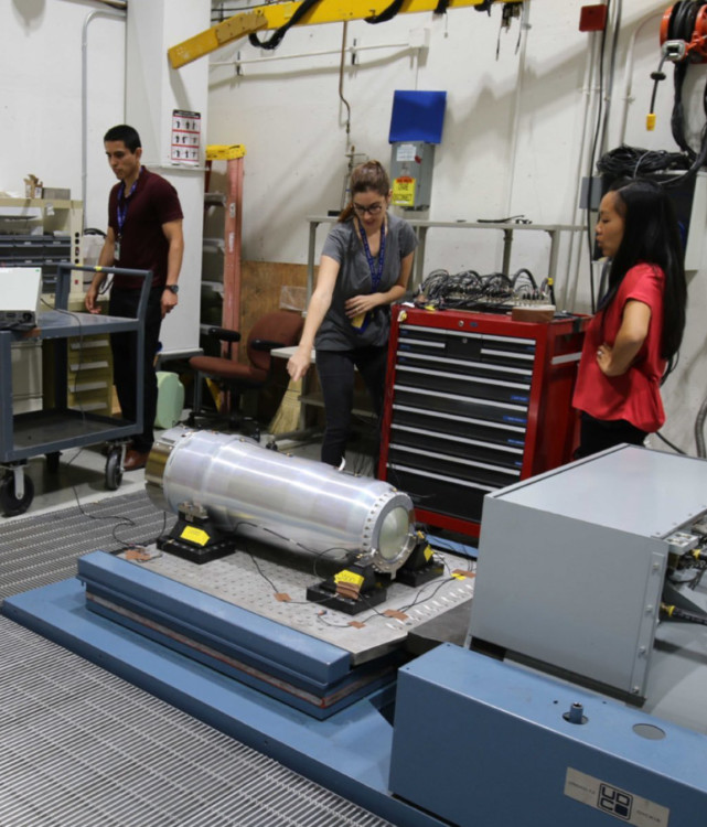 画面惊险又刺激！美国专家徒手拆核弹，网友直呼都是一群猛人