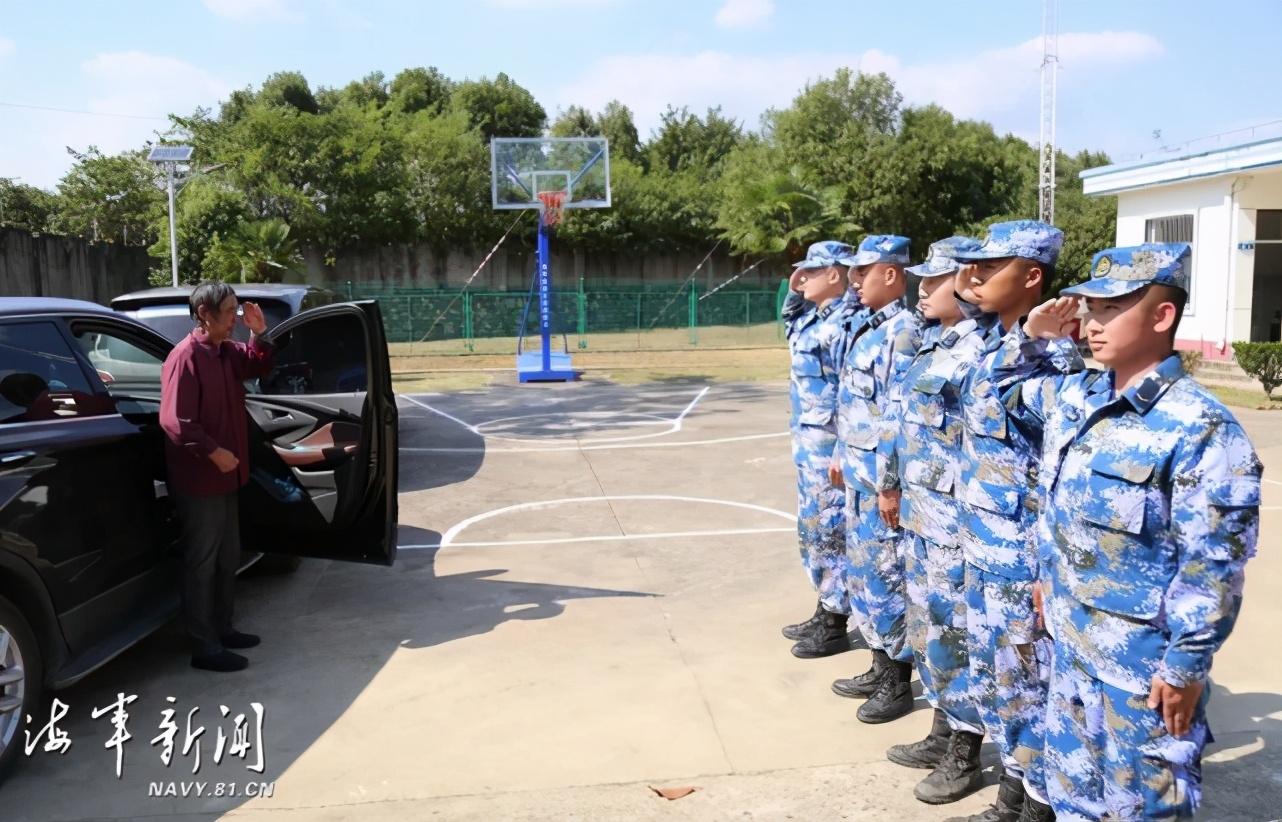 再看一眼老部隊！68歲重病老兵完成余生夙愿