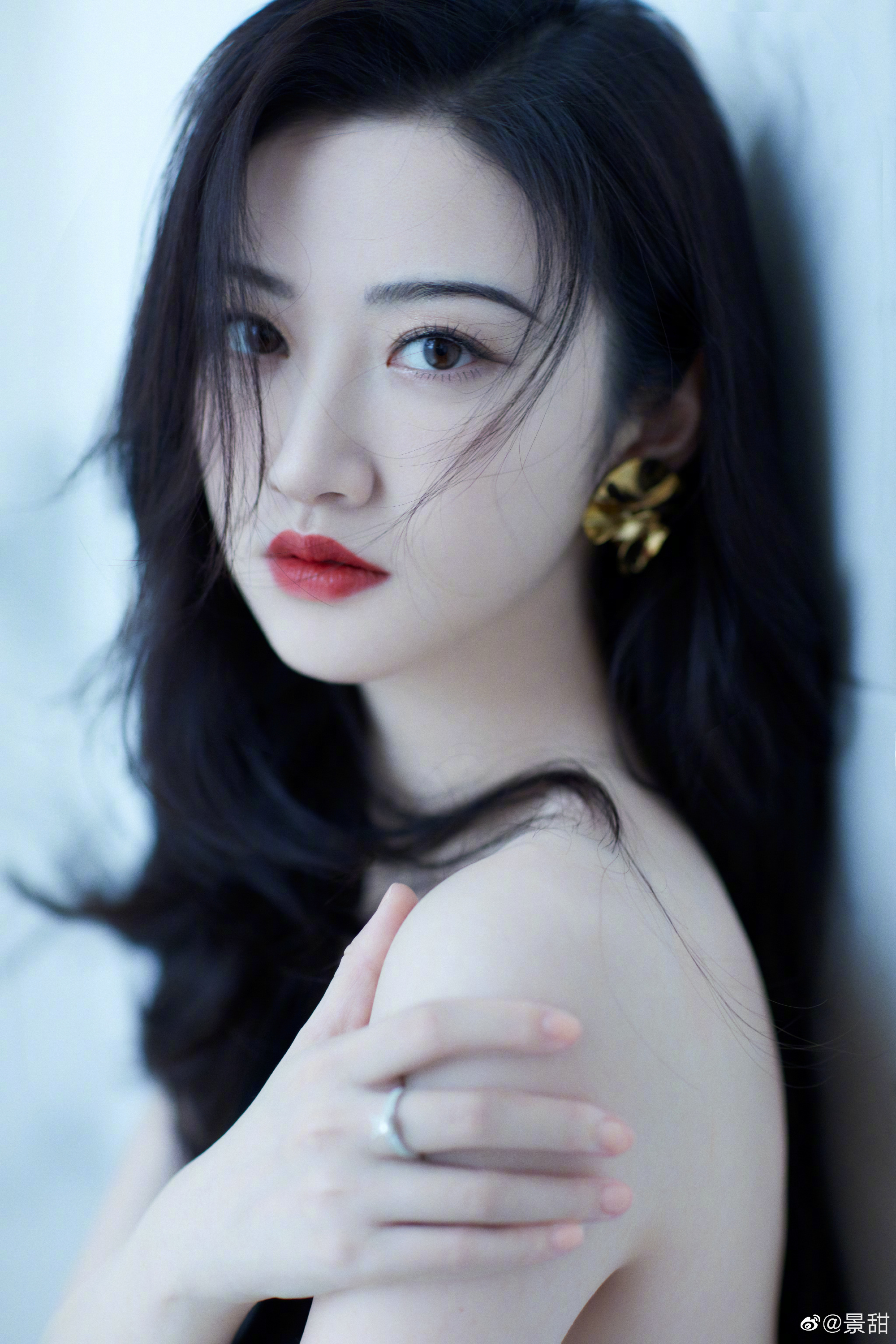 Photos-Jing Tian's graceful figure in a little black dress shows a ...