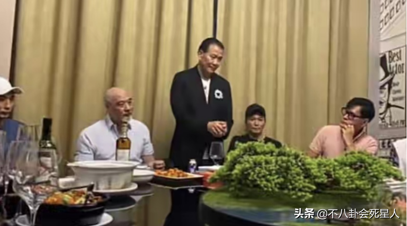 香港老艺人聚会，万梓良坐C位不停说话，70岁徐少强带私生子现身