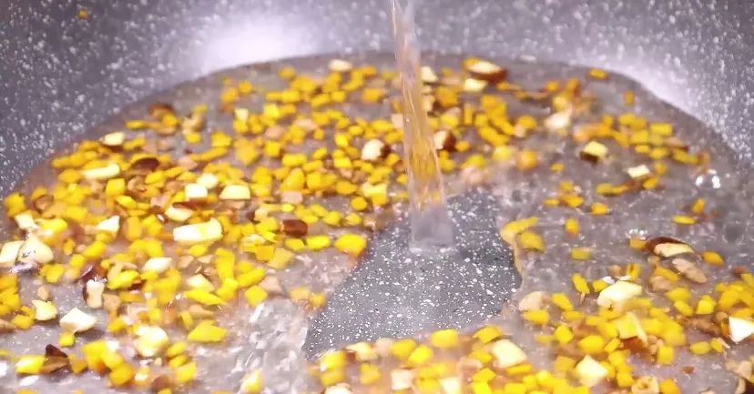 Baby don’t eat rice with soup. It only takes ten minutes and can stir. Highly nutritious children grow taller and smarter.