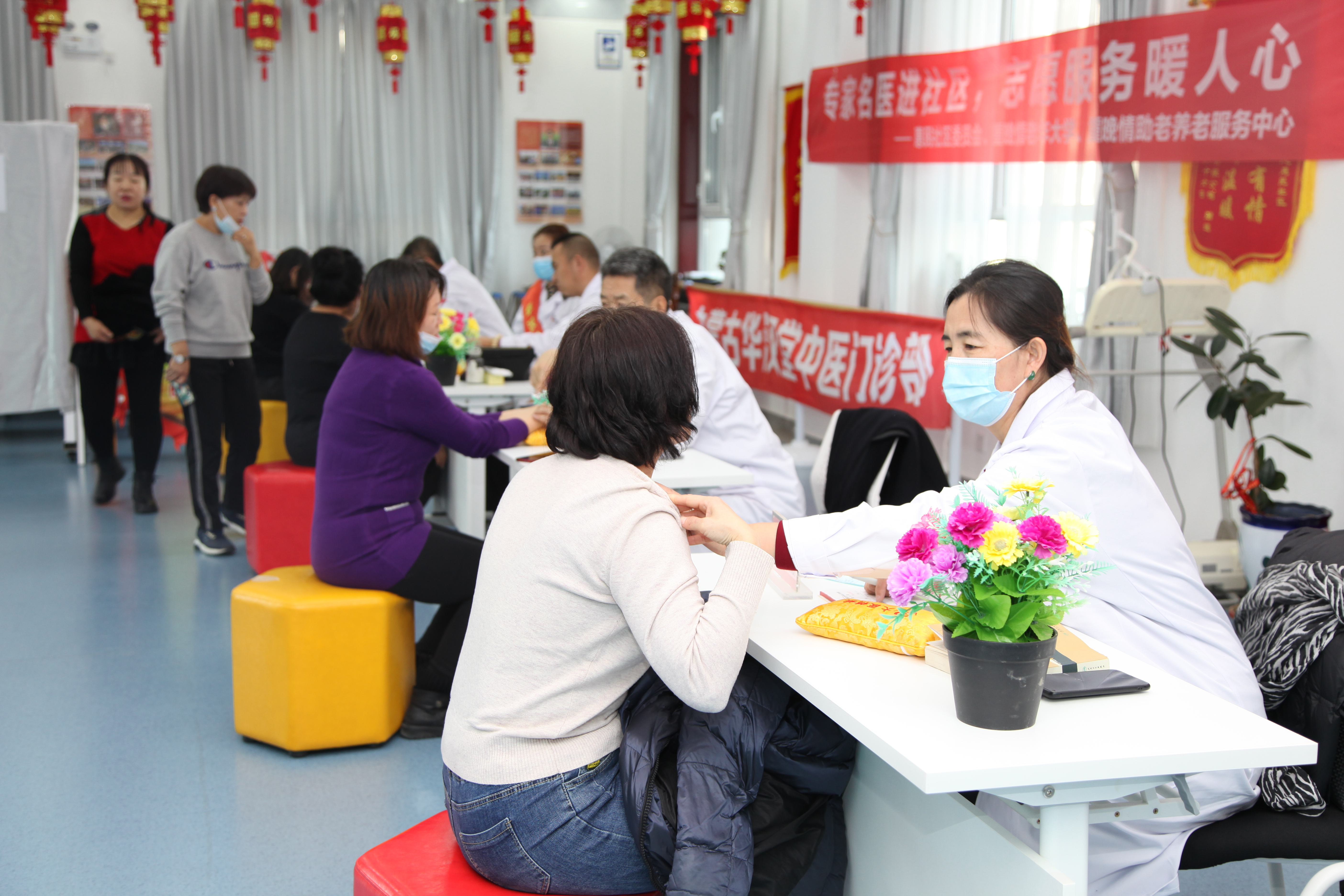 “名医进社区，寒冬送温情”公益活动暖人心