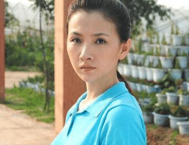 曾与朱亚文相恋9年，却败给了沈佳妮，如今34岁成人生赢家