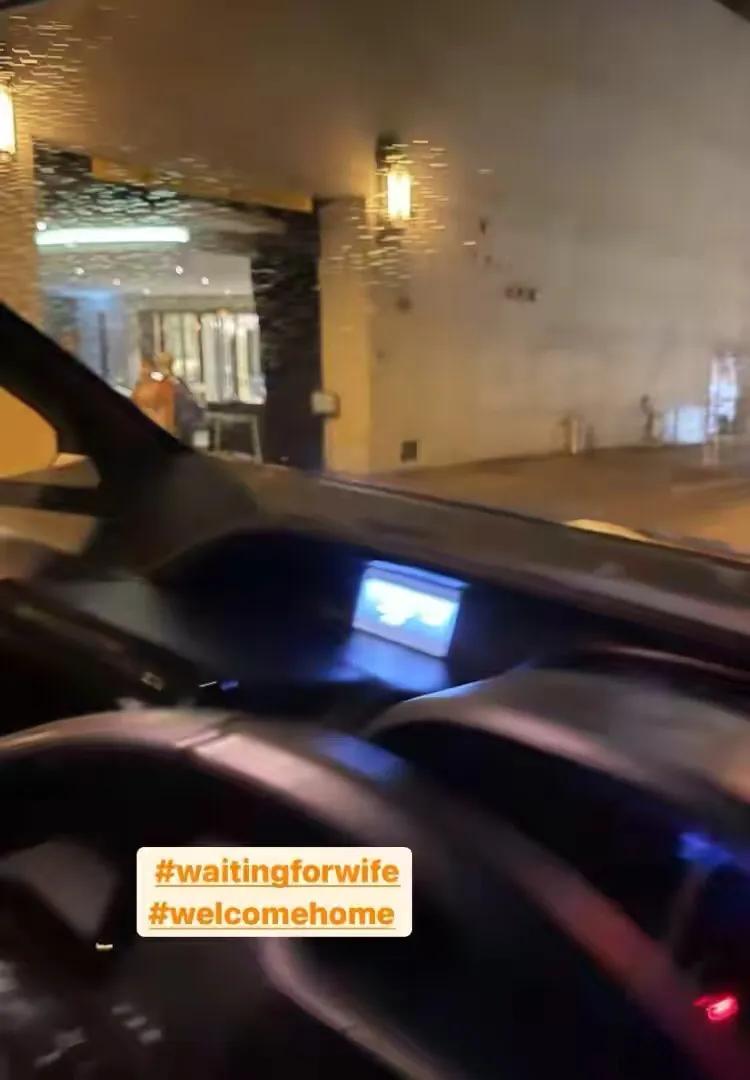 郭晶晶夫妇一起玩滑板，晶晶动作灵活，霍启刚动作笨拙搞笑很可爱