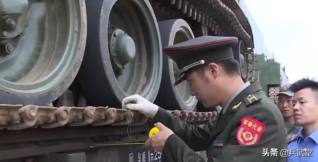 高原軍列滿載主戰(zhàn)坦克，車頭來(lái)自通用電氣，運(yùn)輸潛力就是投送能力