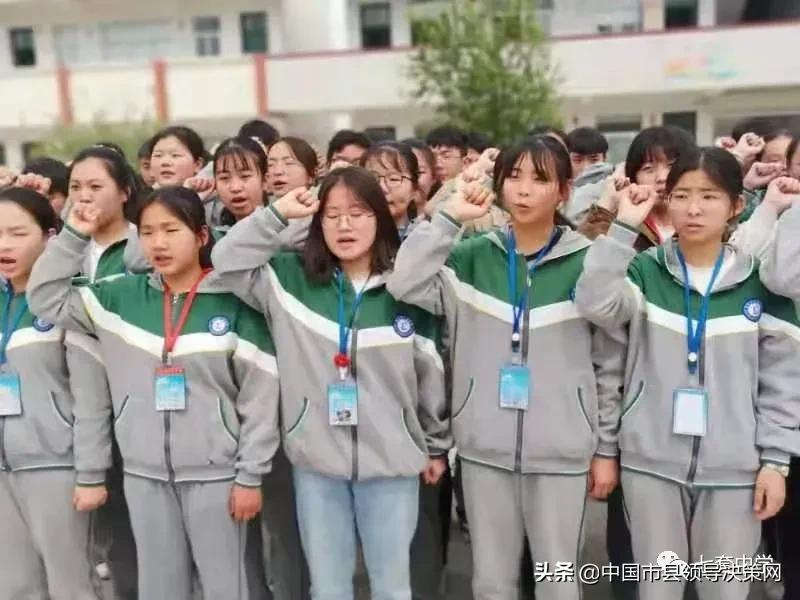 江苏响水县七套中学举行新团员入团仪式