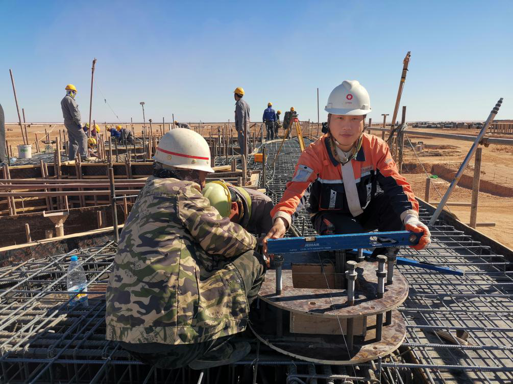 用汗水与匠心谱写人生诗篇