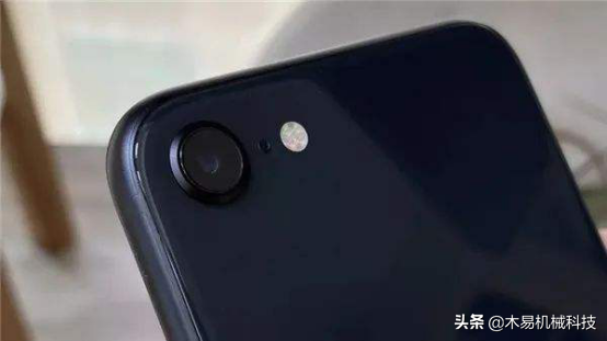 iPhone SE二代标价3299元起，阔别四年以后，iPhone再谈性价比高