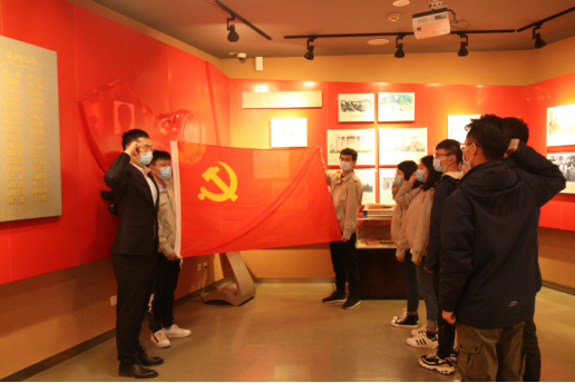 中建二局中原分公司党总支组织参观“二七纪念馆”