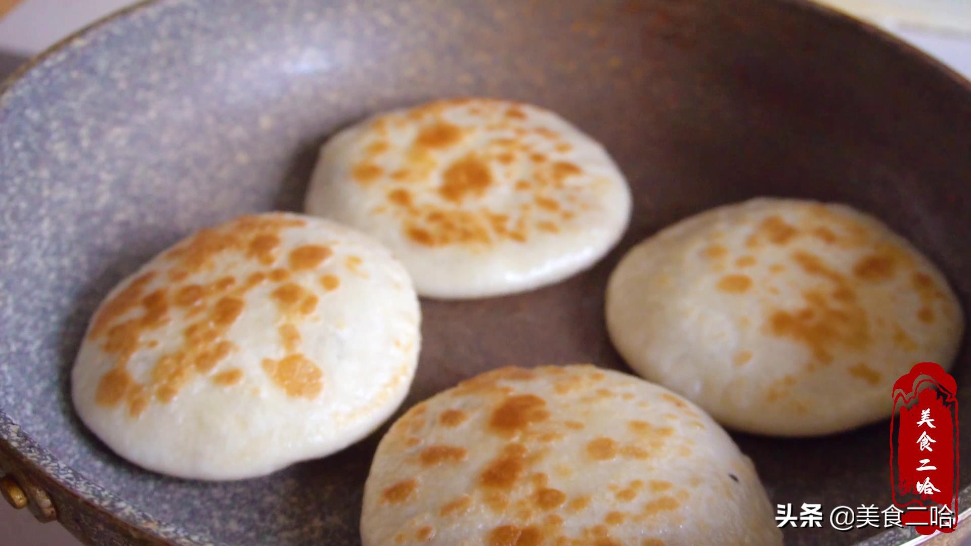 People in Shandong really know how to make sugar biscuits, so they just splash the flour with boiling water.