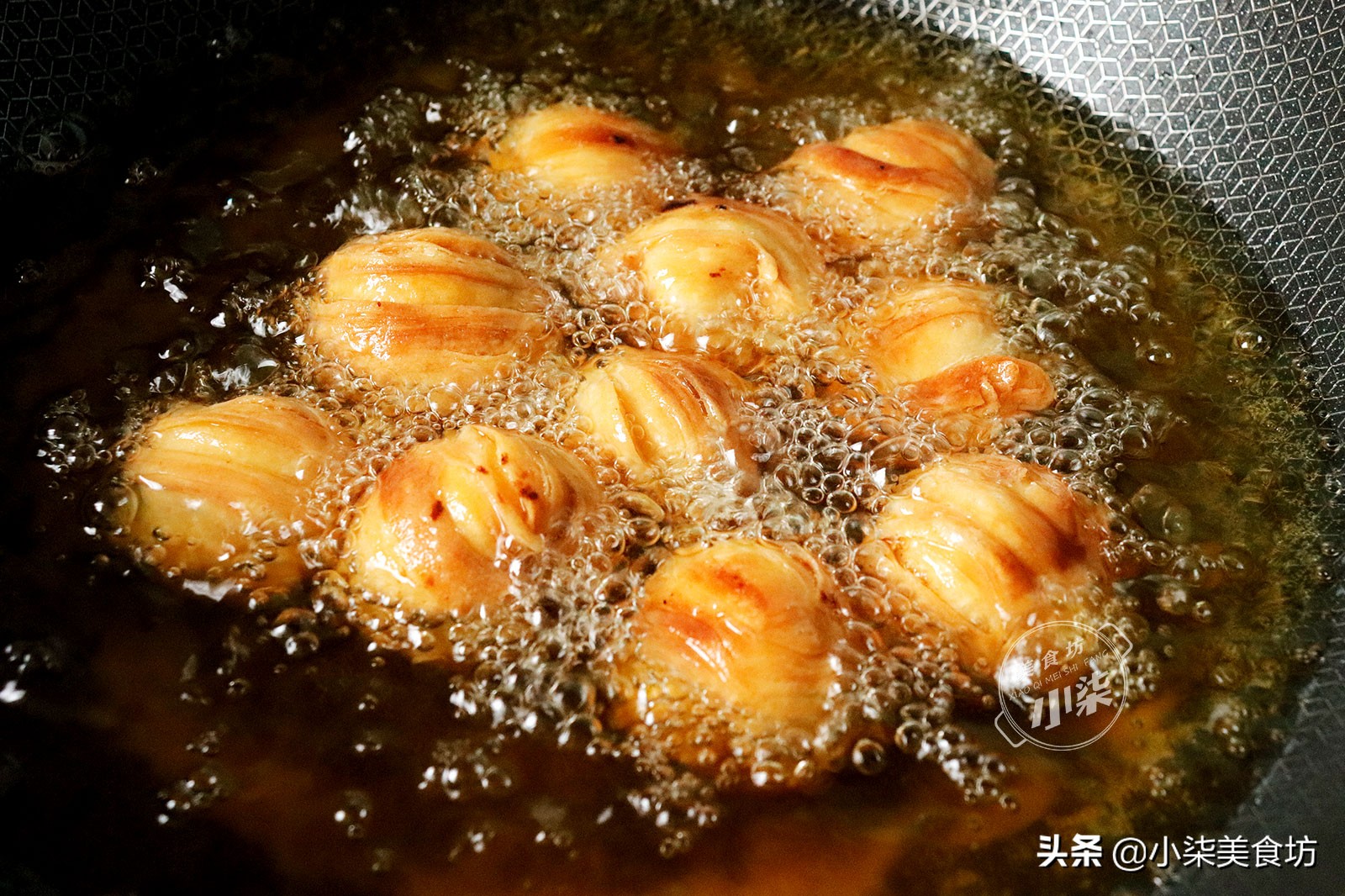 一口酥，做法简单无难度，外酥里软一口一个，越吃越香，太解馋了