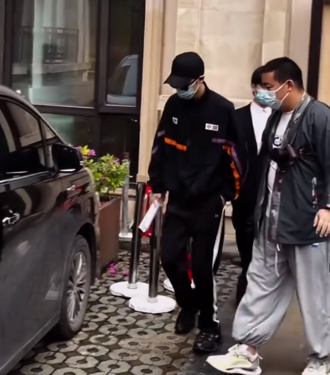 Xiao Zhan is answered " jade bone Yao " era is patted have strange court, the late night wears sunglasses, successive 3 days not transhipment of through cargo