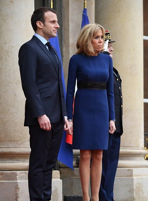 布丽吉特挽起头发惊艳了！穿水钻白裙太美，可