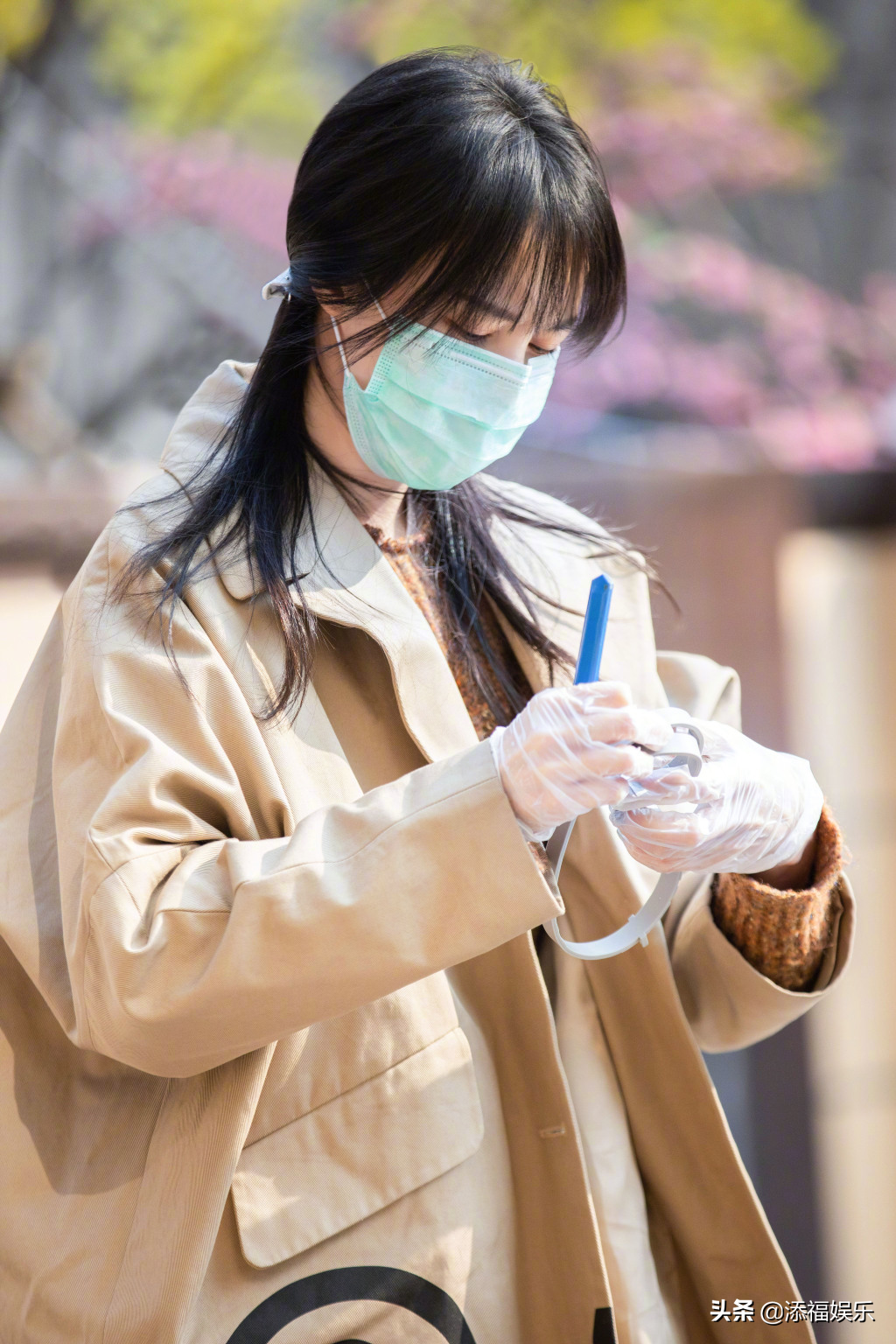 郑爽谈和许魏洲的相识过程，同处一个化妆间却