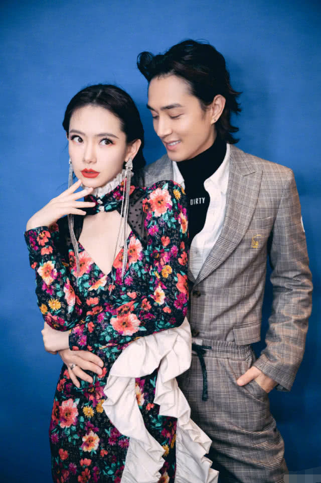 戚薇久违晒自拍美照，在线吃冰激凌表白粉丝，