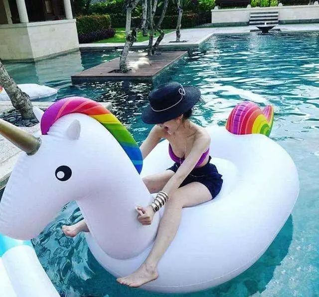 萧亚轩“度假”照片曝光，这身材不像40岁，网友