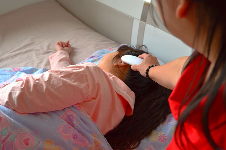 关爱孩子健康，发烧要准确测量体温，体验凡米耳温枪白瓷版