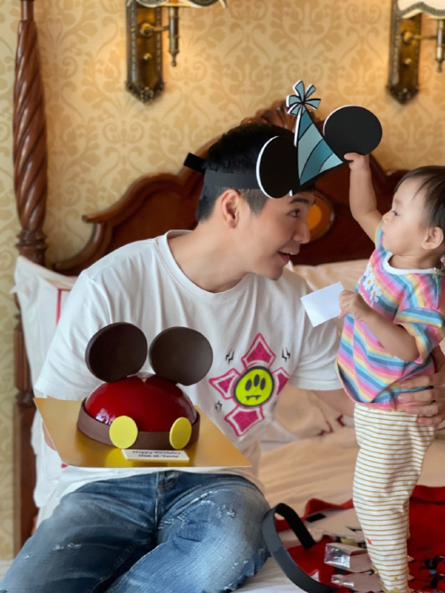 杨怡罗仲谦互庆生日，晒一家三口温馨日常，1岁女儿颜值高像爸爸