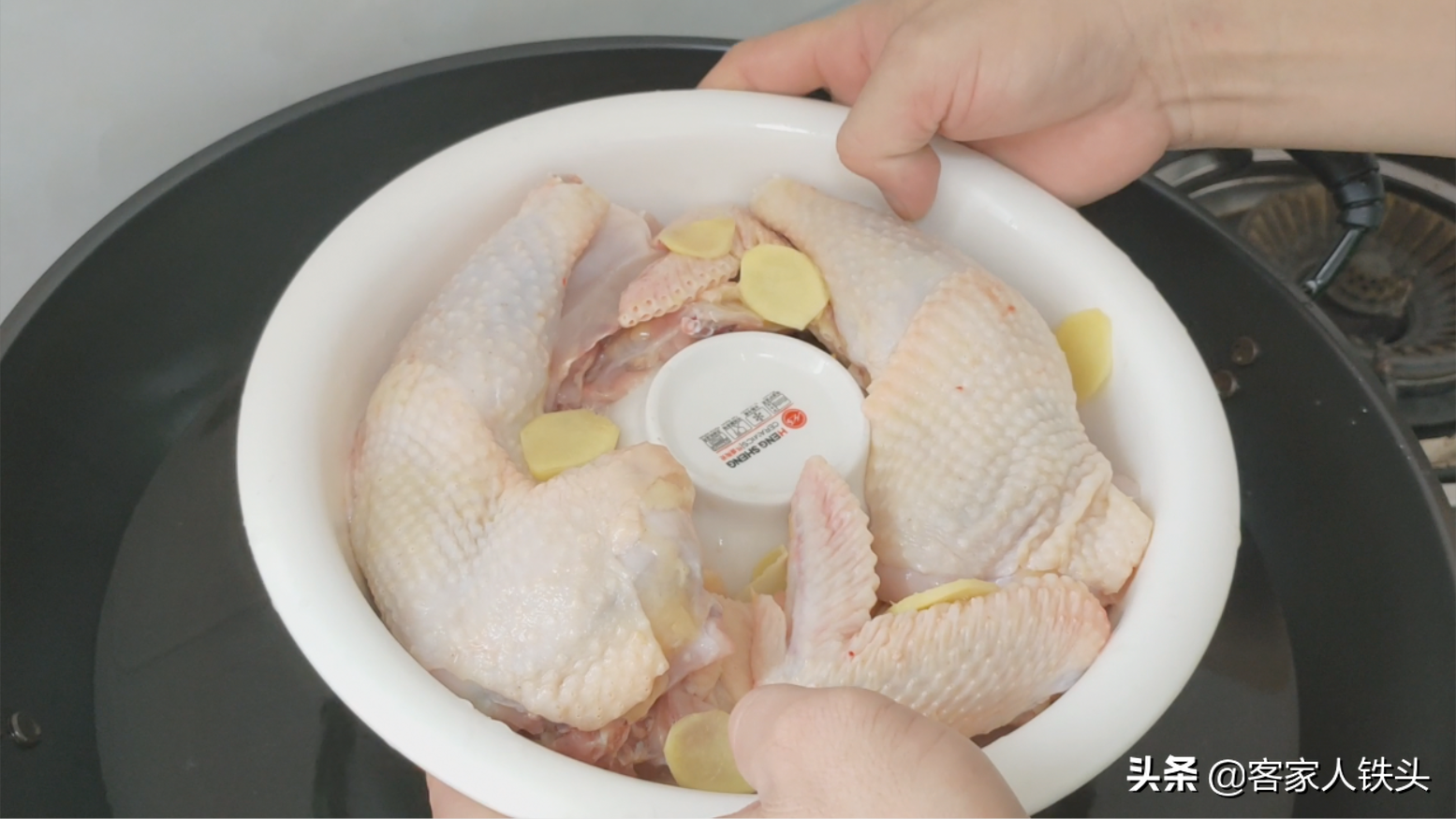 秋冬季客家人爱这样吃鸡，一只鸡一碗汤，甘香肉滑，营养好吃温补