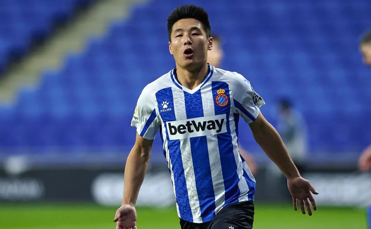 Menglu Make history!Chinese post-00 star Shen Menglu was officially signed by ...