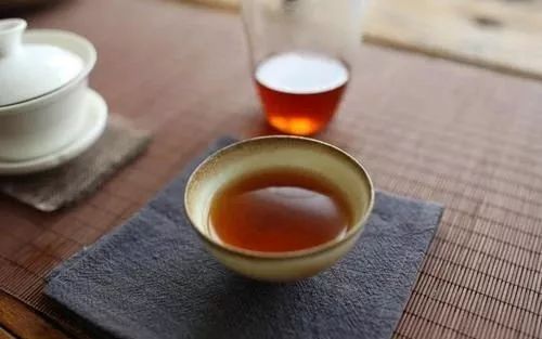 普洱茶适合什么季节喝？秋天喝普洱茶有什么好处吗？