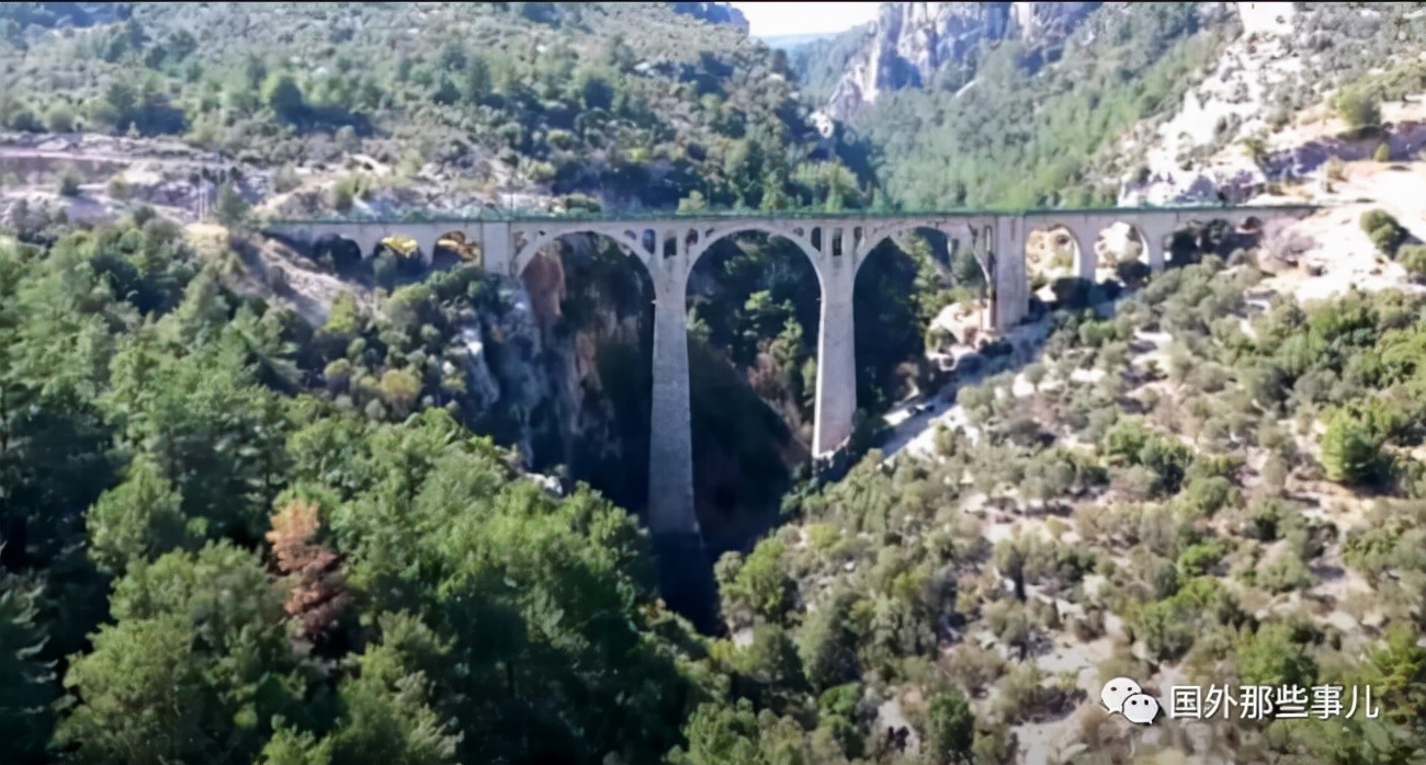 21岁女孩网红点打卡自拍 没想到失去平衡后从50米高悬崖坠落身亡 Mp头条