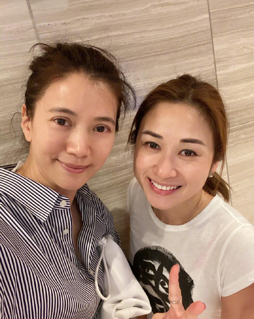袁咏仪和普通中年人没啥差别，T恤配牛仔裤出游，简单却有气质