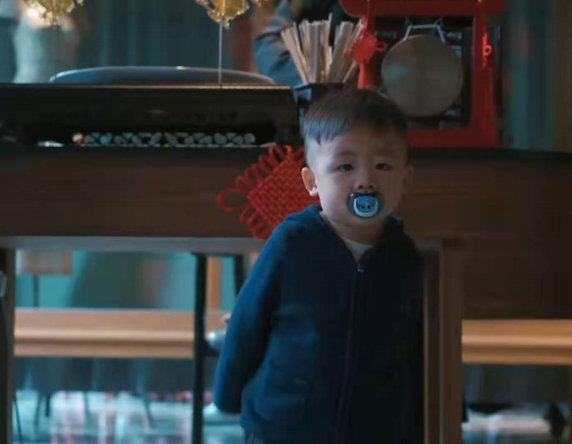 蔡少芬曬母子同框秀幸福，娘娘與兒子實力比萌，魚蛋似縮小版張晉