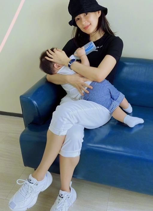 章子怡曬母子溫馨合照，親兒子擠出雙下巴，弟弟露側臉單眼皮搶鏡