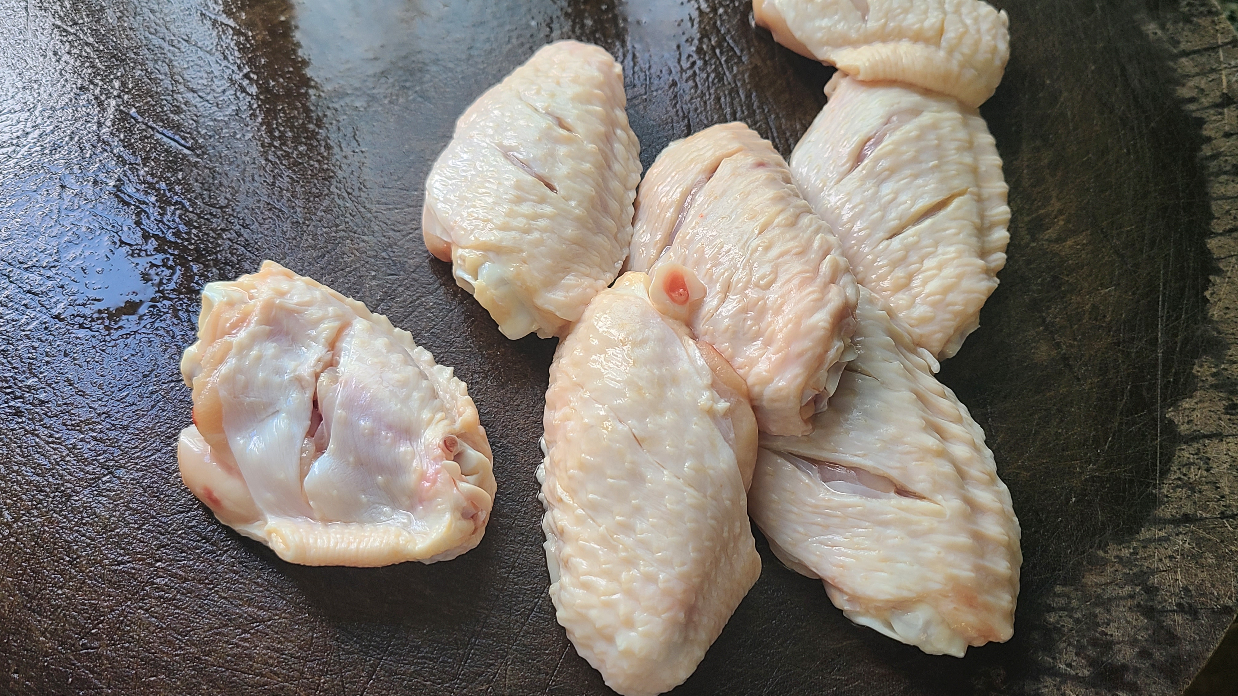 焗鸡翅，广东人这样做鸡翅很好吃，不用水也能做，太香了