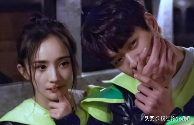 杨幂魏大勋新年似官宣，拍照手势显甜蜜，还有恩爱举动发现了吗？