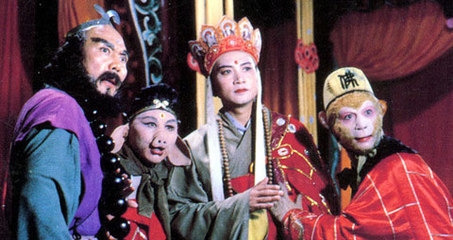 他把如来佛祖演成本人，每次一进寺庙，所有人都跪着叫他“佛祖”