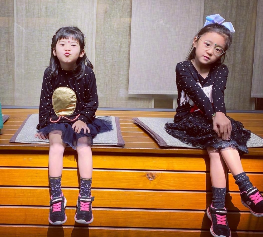 星二代就服贾静雯女儿的颜值，小时候像男孩子，长大后越来越精致