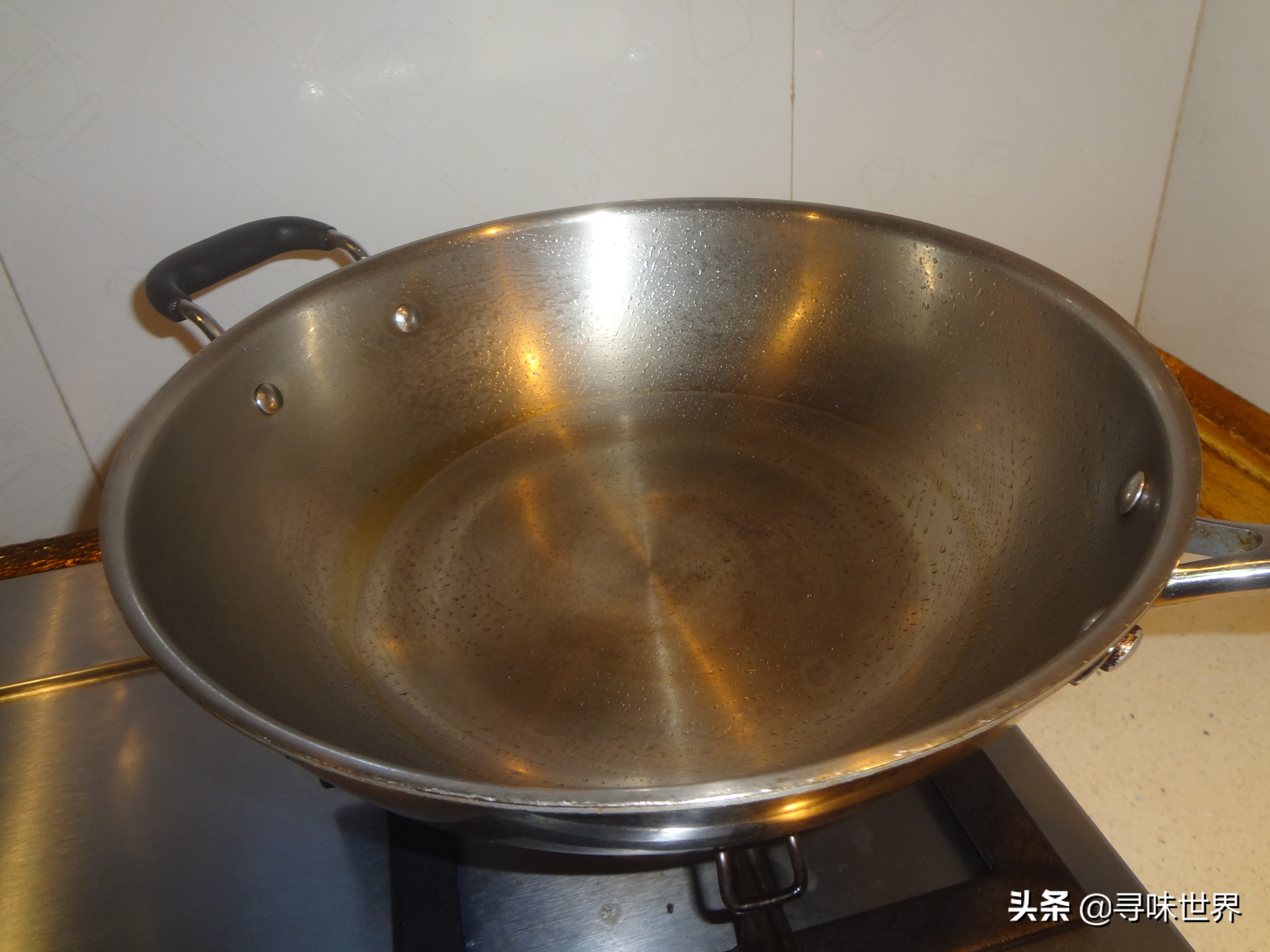 防止食物粘鍋，記住不要先放油和撒鹽，教你小技巧，鐵鍋煎魚不粘