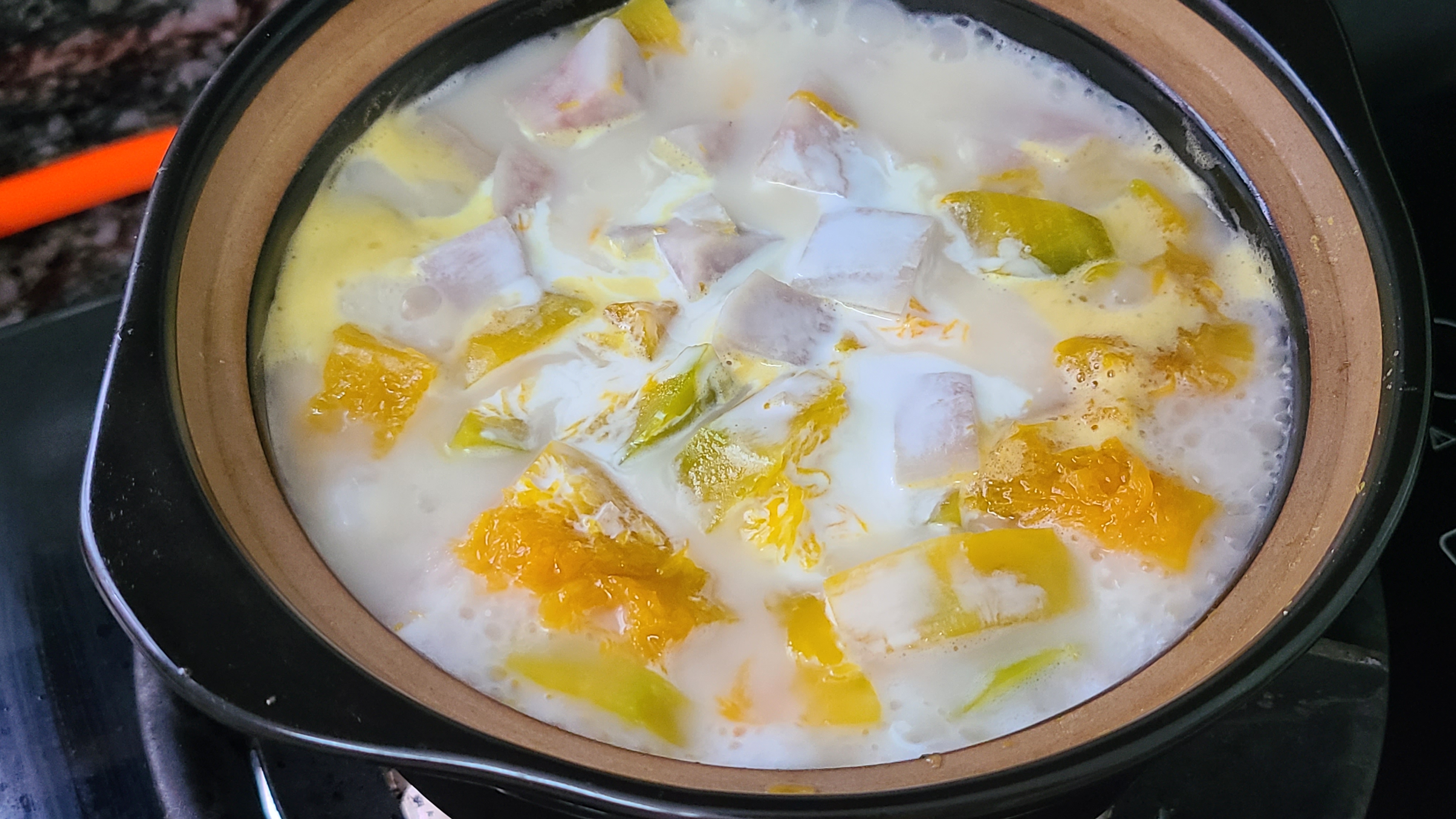 天氣越來越熱，教你一道廣東很好吃的南瓜香芋煲，又濃又香