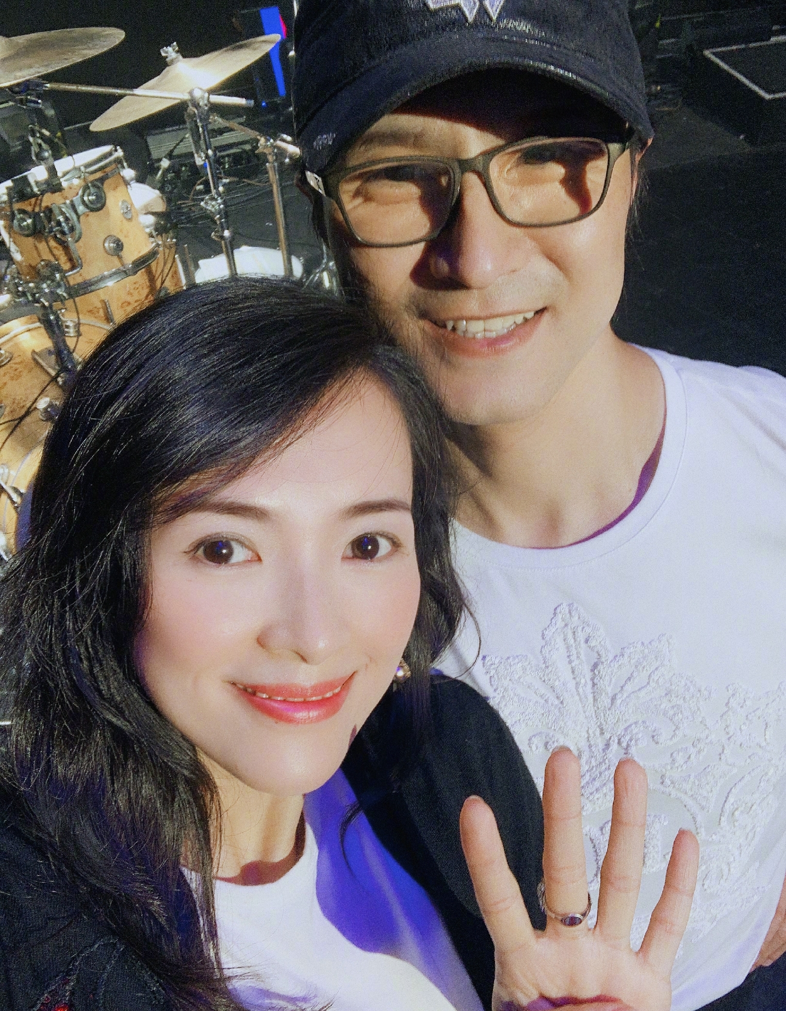 章子怡一家外出就餐，媽媽匆忙先行，汪峰帶娃抱醒醒變超級奶爸