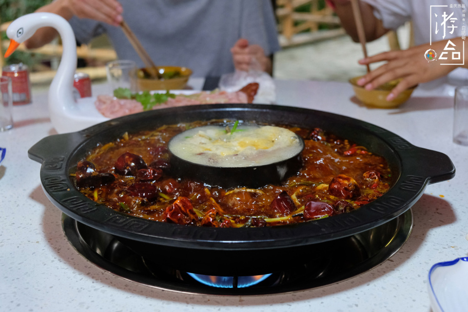 英国名刊介绍火锅文化，成都重庆互不相让，传至海外的成渝掐架