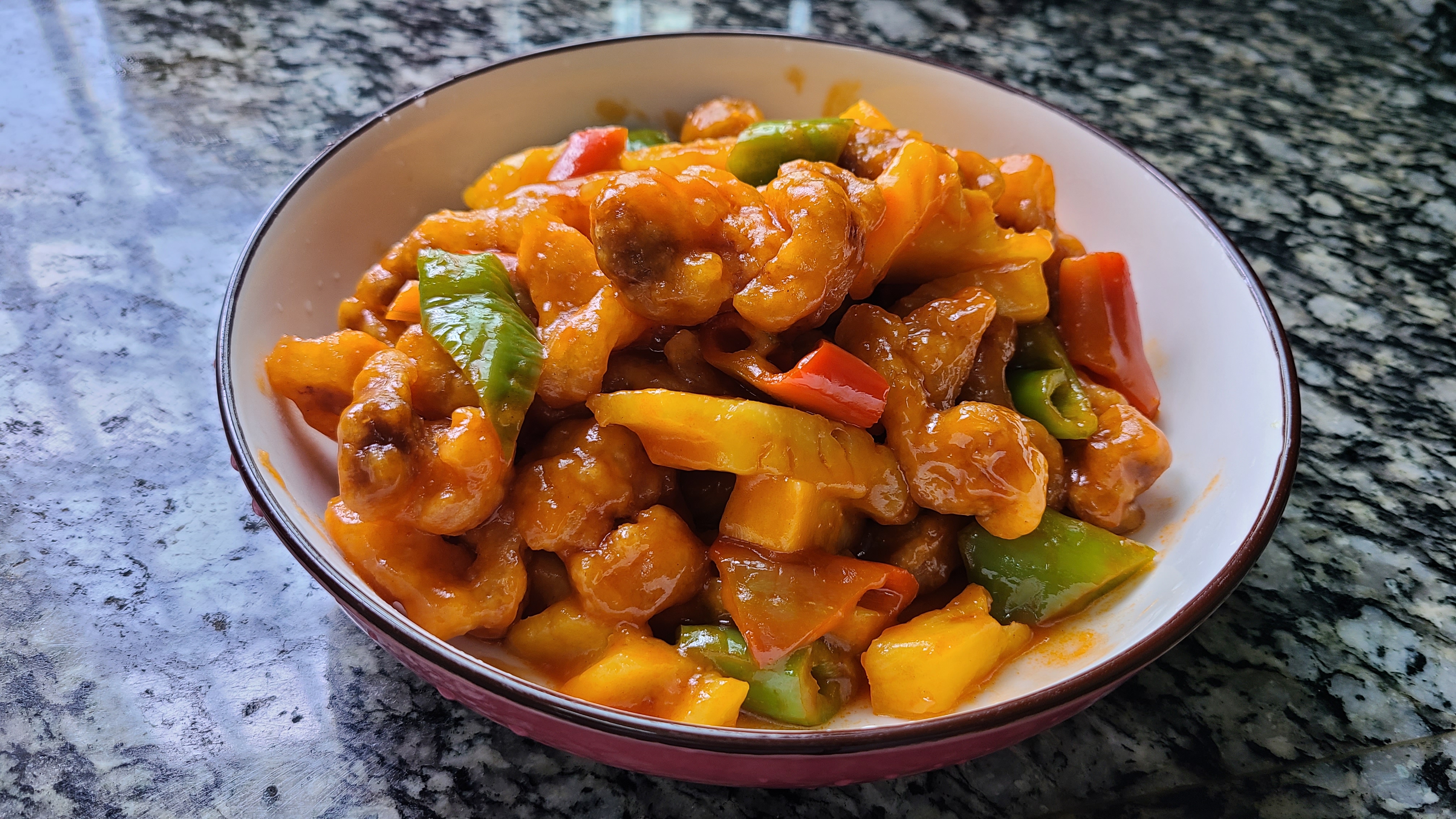 菠萝咕噜肉，广东夏天很火的一道美食，开胃又好吃，味道特别