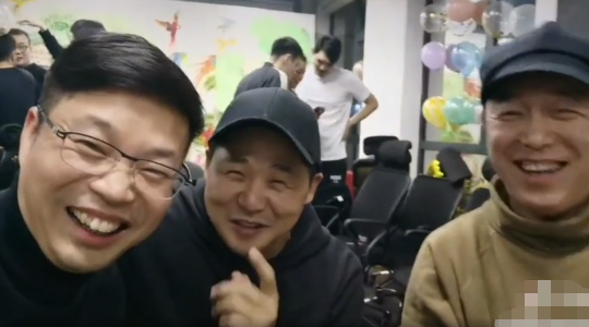 和黄渤比帅吓哭小孩？演员来喜人脉逆天，新剧