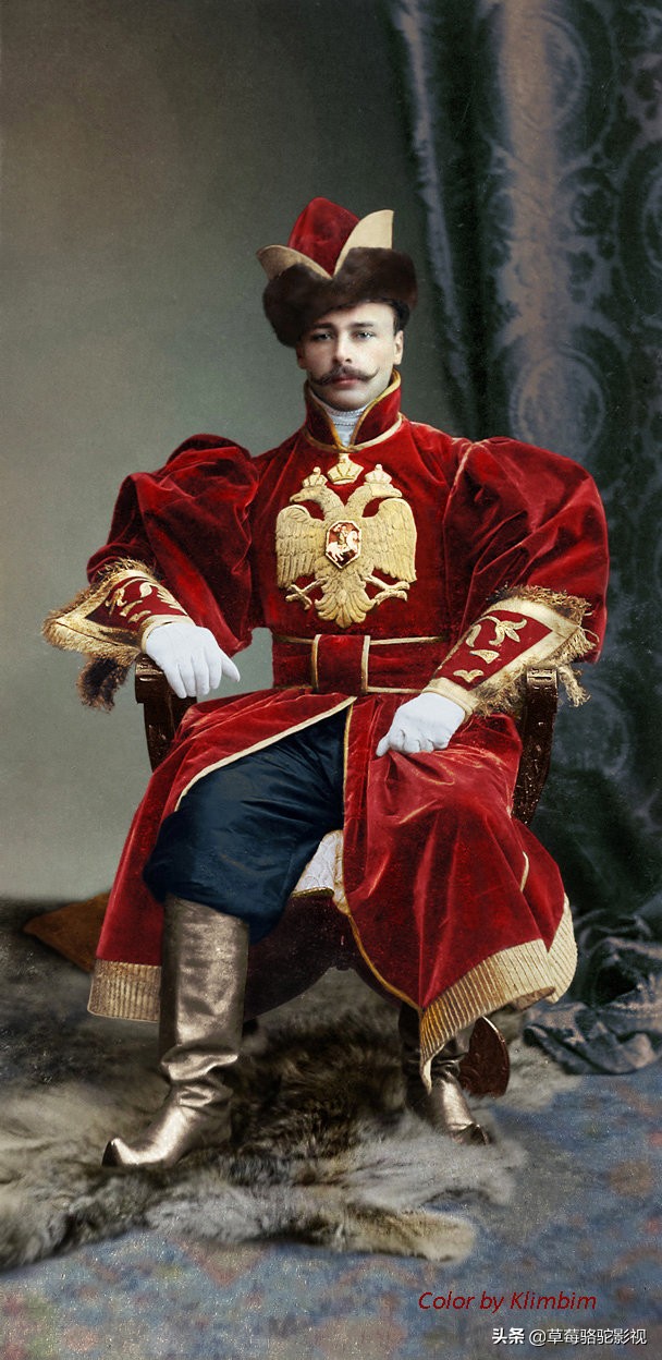 末代沙皇尼古拉二世在圣彼得堡的冬宫举办的豪华舞会，盛装出席