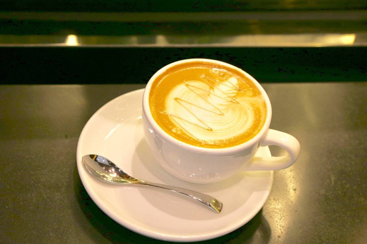 香草拿铁(vanilla latte),在冰拿铁中特别加入了香草糖浆,使口感变得